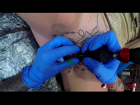 ❤️ Sully Savage-k izugarri tatuatu zuen klitorian tatuaje bat egin zuen ❤️ Pornografia besterik ez %eu.sexera.ruan